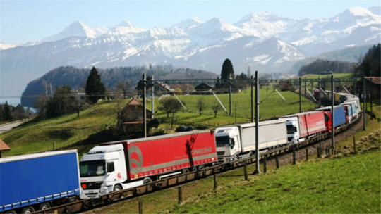 트레일러를 바로 실어 운행하는 피기백 열차 모습. 출처 국토부